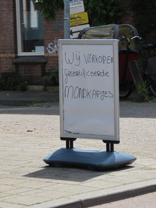 850160 Afbeelding van een buitenbord met de handgeschreven mededeling 'Wij verkopen gecertificeerde mondkapjes' bij ...